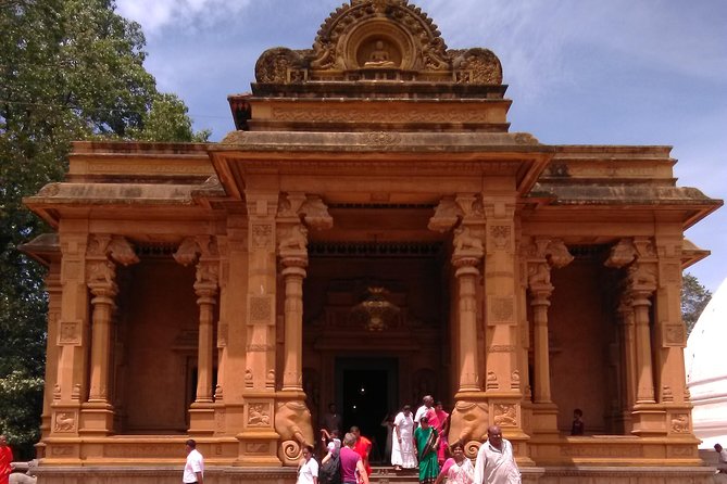 Private City tour in Colombo By tuk tuks or Cars - Starting with one hour at Gangaramaya Temple