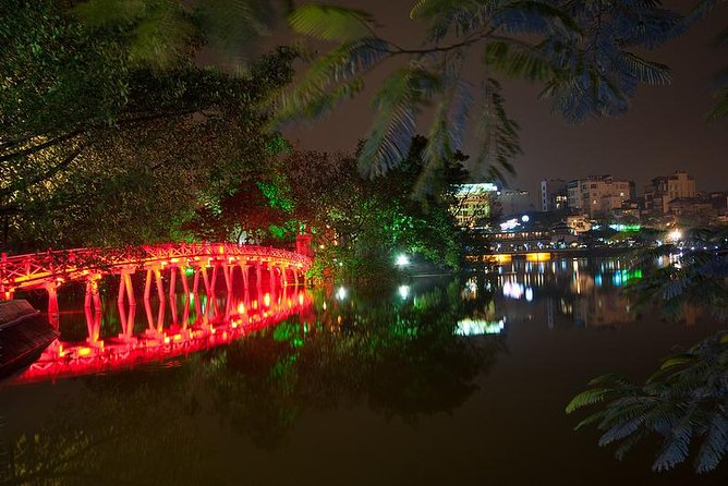 Private Evening Walking Tour - Cyclo & Water Puppet Show in Hanoi Old Quarter - The guides make a noticeable difference