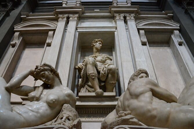Private Florence Tour by Golf Cart ETukTuk with Audio Guide - Oltrarno and Santo Spirito