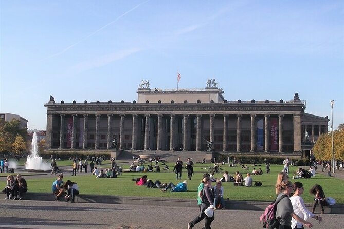 Private Guide Up to Group 6 - ONE Rickshaw, (E)Bikes, E-Scooters - From City Hall to the rebuilt City Palace