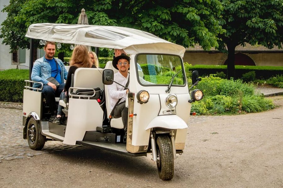 Private Highlights Top Places Tour Electric TukTuk 1h15 - Lake Geneva and the Jet d’Eau
