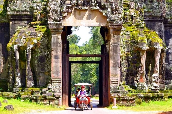 Private must-visit Temples Tour with Guide & Tuk Tuk - Key points at a glance