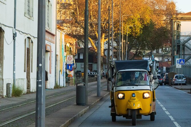 Private Port: Tuk Tuk and boat with local guides - Leaving Cais do Ouro by boat