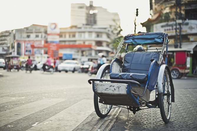 Private Tour: Hue Imperial City and Tinh Tam Lake by Cyclo - Crossing into Hue Imperial City