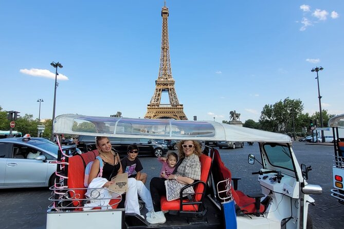Private Tour of Paris in Tuktuk - Eiffel Tower: the first big photo stop