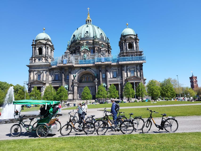 Rickshaw for 2 and Driver-Shared Guide (Combo Vehicle Group) - Starting near Rosenthaler Platz