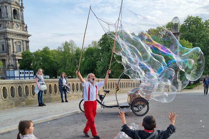 Rickshaw Tours Berlin - Groups of up to 16 people with several rickshaws - Guides, music, photos, and safety