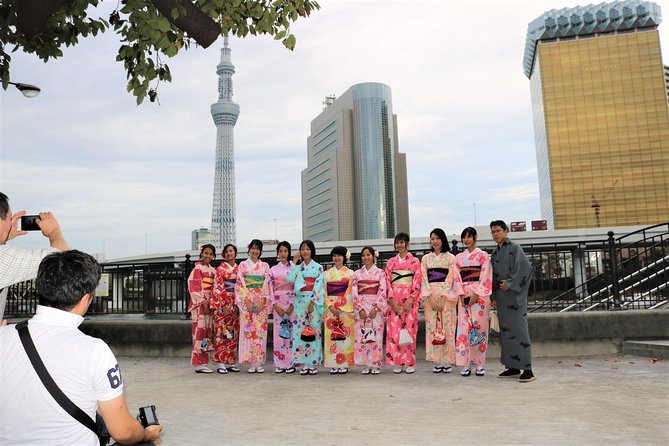 Ride a rickshaw wearing a kimono in Asakusa! Enjoy authentic traditional culture! - Choosing a kimono and planning for size