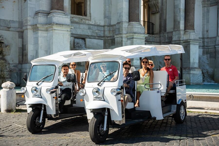 Rome: 2-Hour Vip Tuk-tuk tour with Hotel Pickup and Prosecco - Tiber River and Trastevere from the road