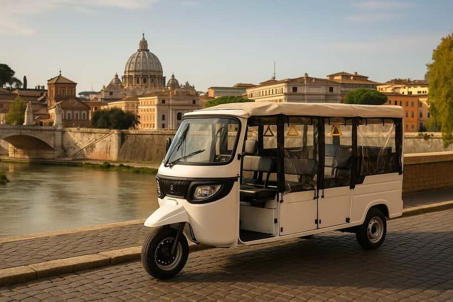 Rome: Electric Tuk Tuk (night) withphotography services - Photography stops, not a professional photo shoot