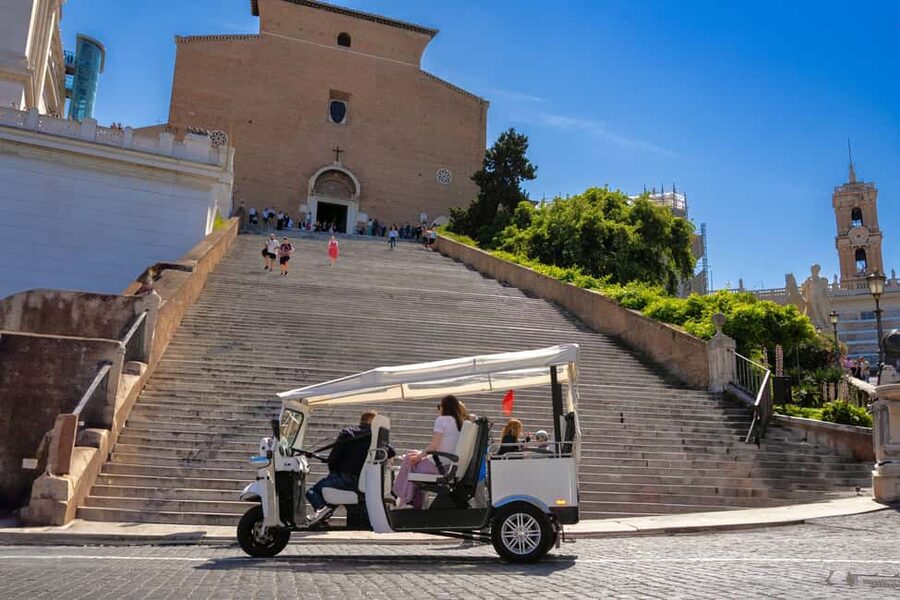Rome: Tuk-Tuk Guided Tour in Rome City Center - Guides, languages, and the personal touch
