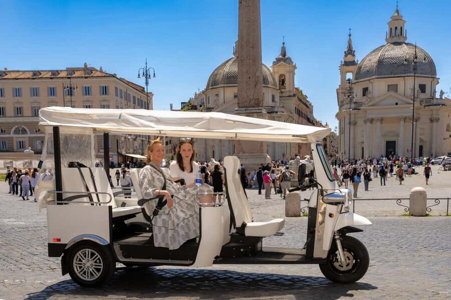 Rome: Tuk-Tuk Guided Tour in Rome City Center - Meeting at the Colosseum and starting the route