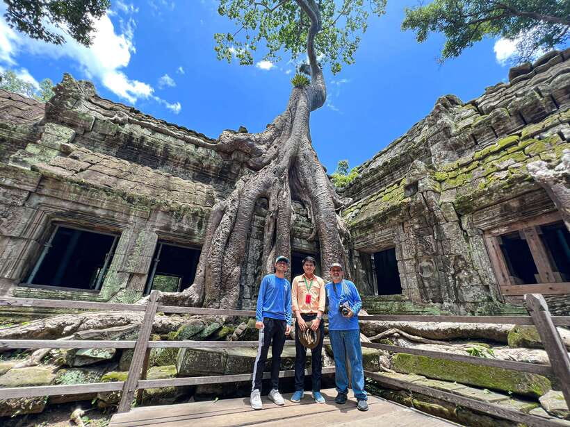 Siem Reap: Angkor Wat Sunrise Tour via Tuk Tuk & Breakfast - Angkor Wat rewards an early, guided visit