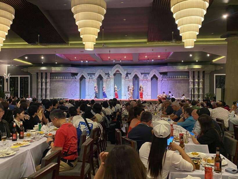 Siem Reap: Apsara Dance Show & Dinner with Tuk-Tuk Transfers - Managing the heat, sound, and seating