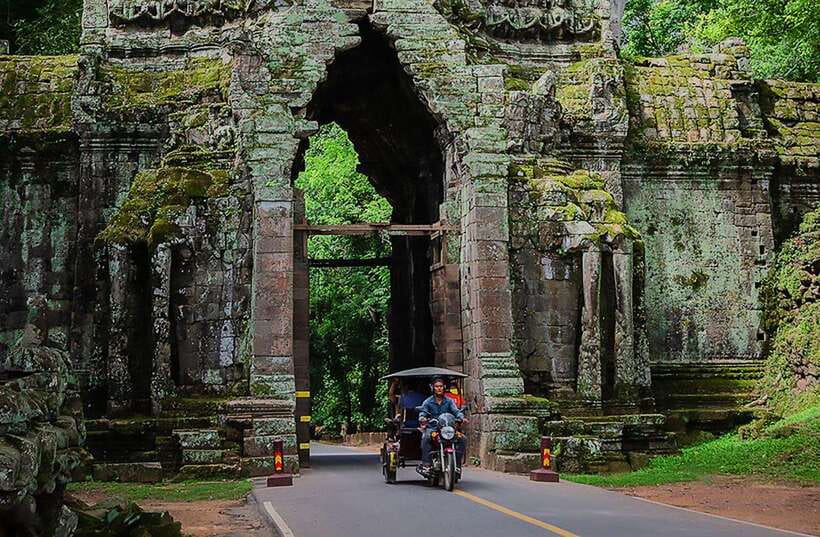 Siem Reap : Private Tuk-Tuk Tour of the Magnificent Temples. - Angkor Thom and the many faces of Bayon