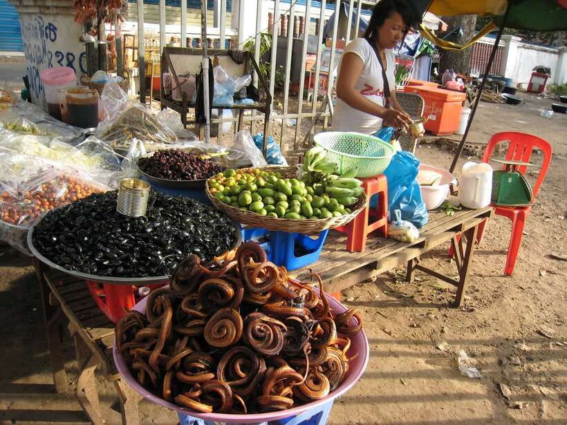 Siem Reap Street Foods Tour by Tuk Tuk with Personal Guide - Targowisko Siem Reap and the evening food scene