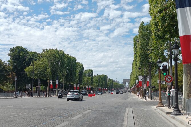 Sightseeing tour of most iconic parisian monuments (rickshaw) - What the guides add to the experience