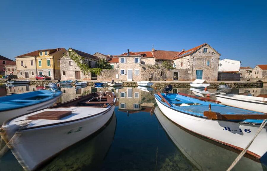 Stari Grad: Private Tuk-Tuk tour with Wine tasting - Starting in Stari Grad and Crossing the Plain