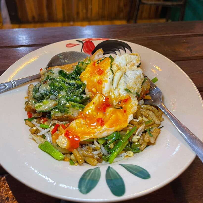 Street Food Tour and Phare Circus with Tuk-Tuk Transfers - Num Banh-Chok brings the evening’s signature soup