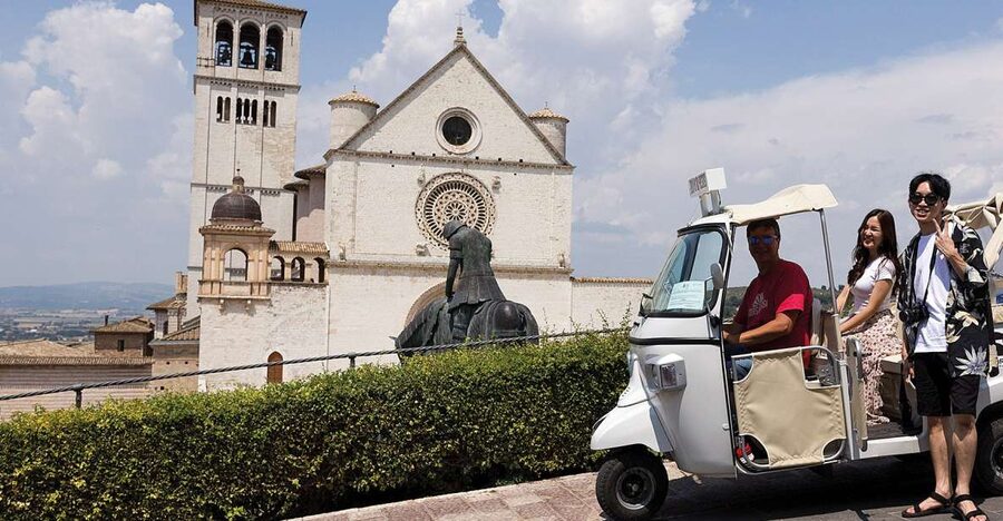 The Life of Saint Francis Tour by Tuk Tuk: English & Spanish - Piazza del Comune and the Temple of Minerva