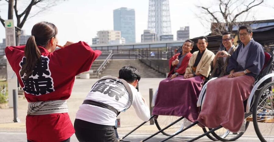 Tokyo: Asakusa tour by rickshaw - Seeing Asakusa from the rickshaw seat