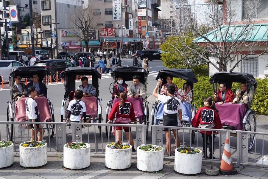 Tokyo: Asakusa tour by rickshaw - Who will enjoy this most?