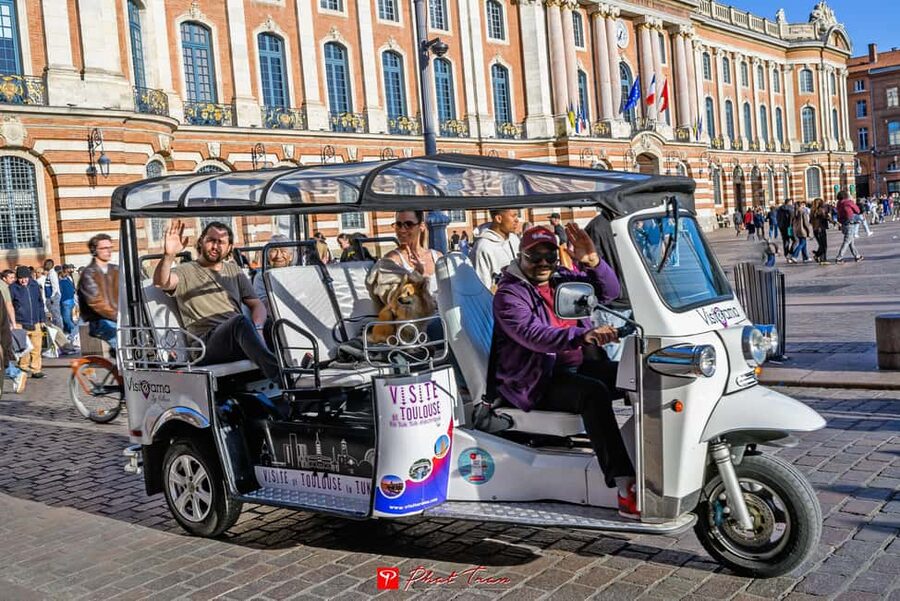 Toulouse: Electric Tuk-Tuk Tour with Photo Stops and Audio - Why a Toulouse tuk-tuk tour works so well