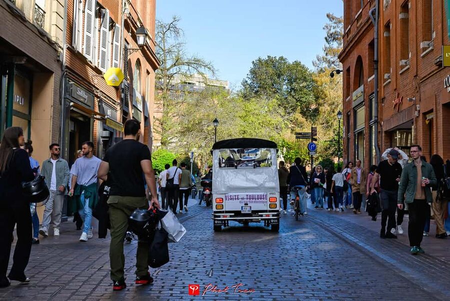 Toulouse: Electric Tuk-Tuk Tour with Photo Stops and Audio - Who gets the best value from the $82 price
