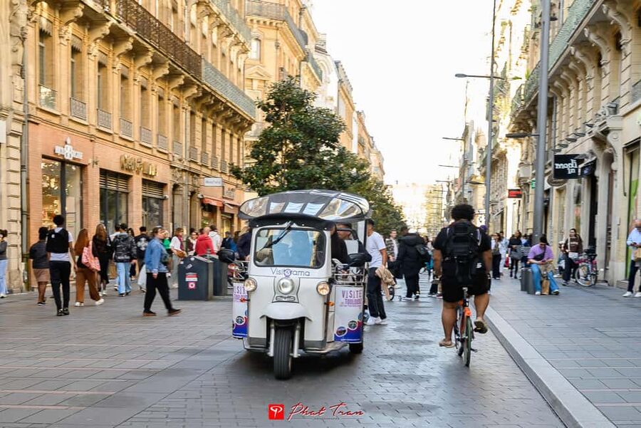 Toulouse: Electric Tuk-Tuk Tour with Photo Stops and Audio - Starting across from the Toulouse Tourist Office