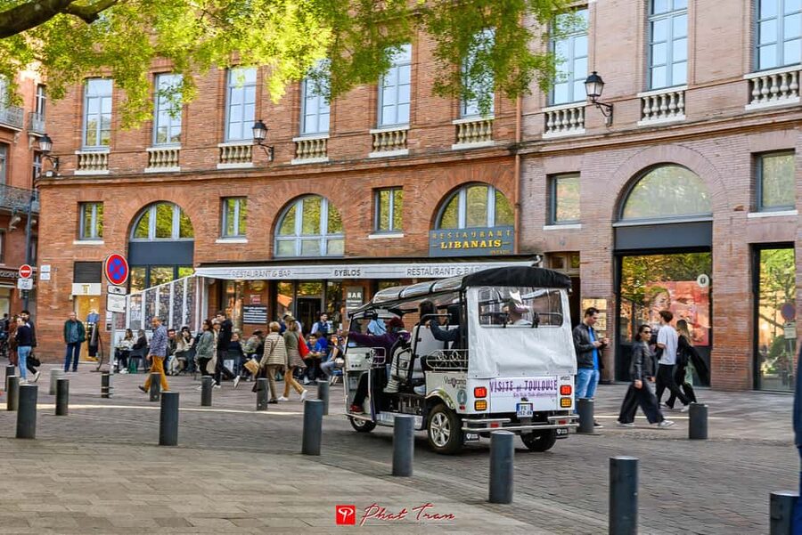 Toulouse: Electric Tuk-Tuk Tour with Photo Stops and Audio - Photo stops, commentary, and the pace