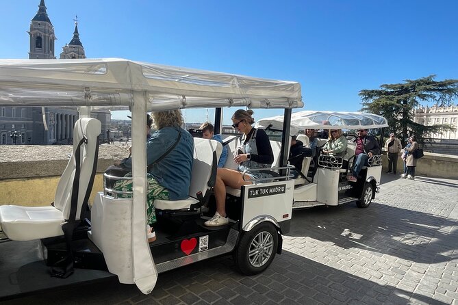 Tour en tuk-tuk electrico por MADRID MODERNO - Colón, the National Library, and Cibeles