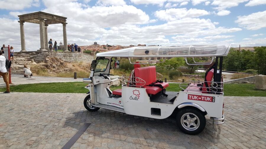 Tour Guiado En Tuk Tuk Recorre Avila De La Forma Mas Comoda - Audio commentary and the driver’s role