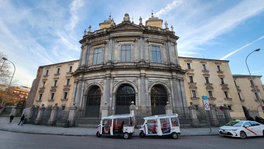 Tour Madrid: Secrets in a Electric Tuk Tuk - Puerta del Sol and Madrid’s familiar symbols
