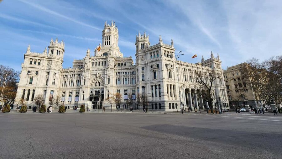 Tour Madrid: Secrets in a Electric Tuk Tuk - Retiro Park: a calmer change of pace