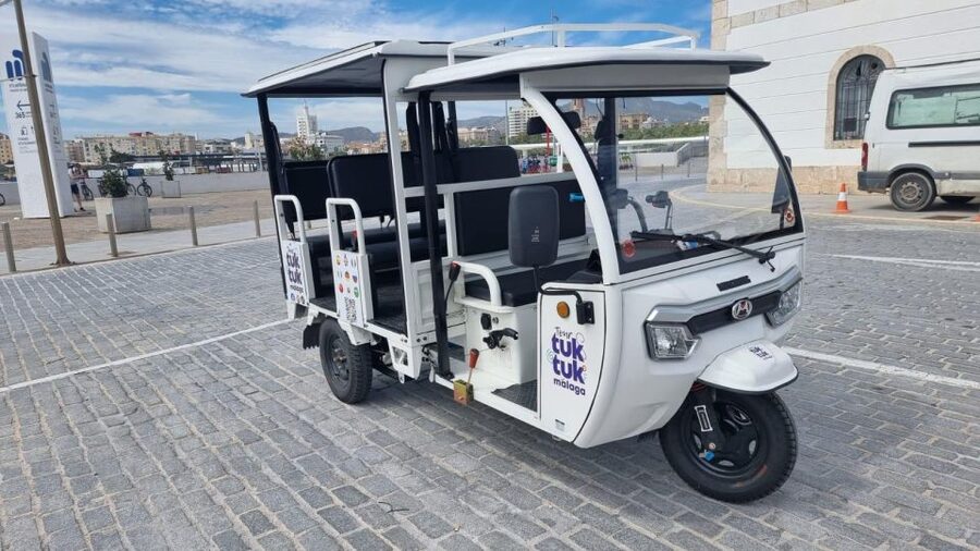 Tour Tuk Tuk Málaga - A small electric start beside La Farola