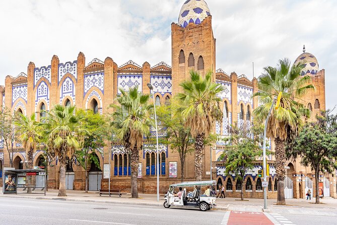 Tour Welcome Barcelona with Local Guide in Eco Tuk Tuk Private - Squares and parks that explain the city