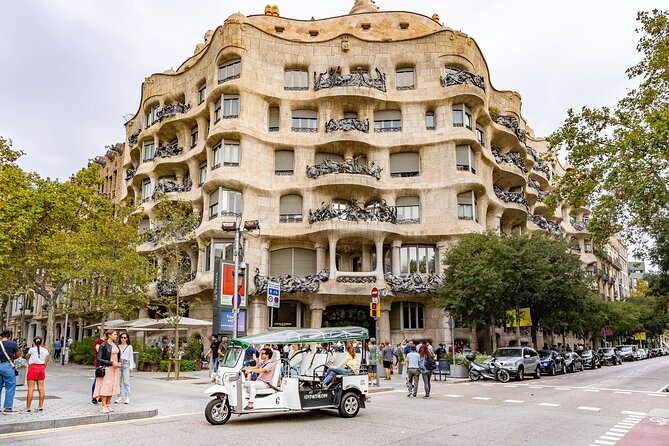 Tour Welcome Barcelona with Local Guide in Eco Tuk Tuk Private - Price, timing, and meeting point