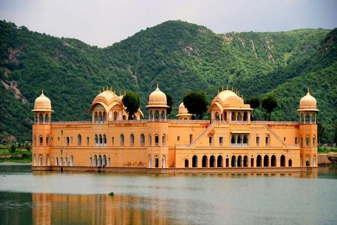 Travel Through the Streets of Jaipur by Tuktuk with a Local - The stepwell and Water Palace add variety