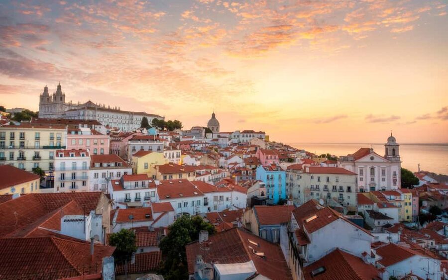 Travel to the Medieval part of Lisbon by Tuk Tuk - Mouraria and Costa do Castelo: old neighborhoods from the road