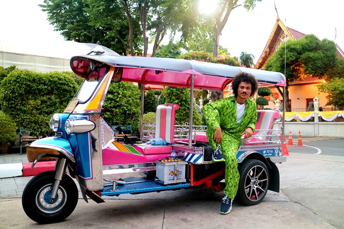 Tuk Tuk Bangkok Private Tour: WW2 Pad Thai, 360-Viewpoint, Chinatown (Pickup) - Flowers and craftwork at Pak Khlong Talat