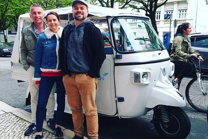 Tuk tuk Lisbon a discovery à la carte without fatigue. Lisbon differently.01 - Meeting in central Lisbon on Avenida da Liberdade