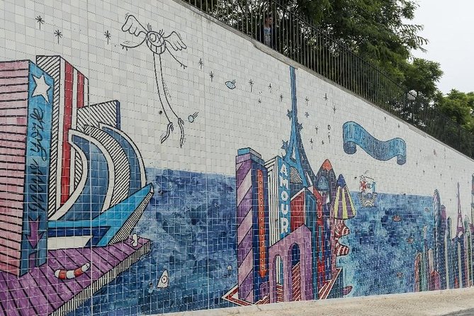 Tuk Tuk Lisbon: Exploring Urban Art - The guides make the route personal