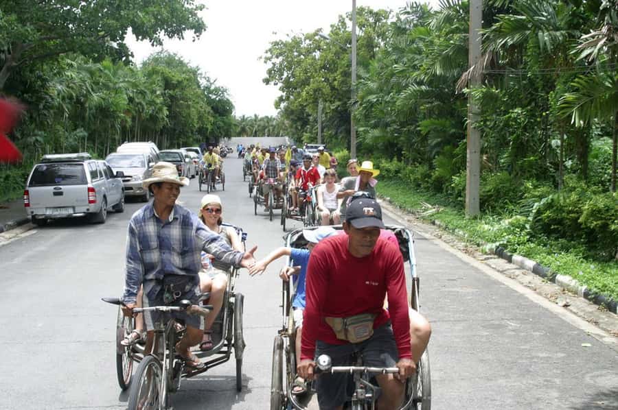 Tuk-Tuk, Longtail-boat and Rickshaw Bangkok jungle Tour - Khlong Toey Market brings you into everyday Bangkok