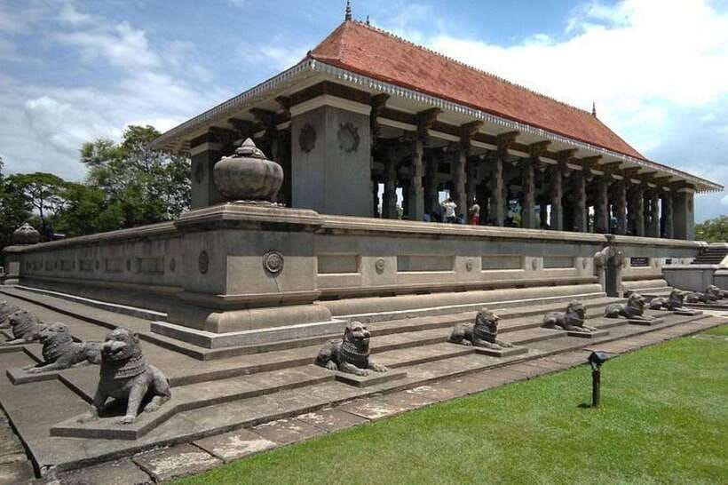 Tuk Tuk Tales of Colombo From Cruies - Lotus Tower, Red Mosque, and Old Parliament