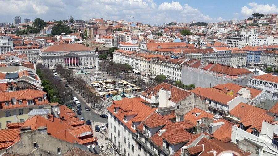 Tuk Tuk Tour historic central Lisbon - Lisbon Cathedral and the Roman theatre ruins