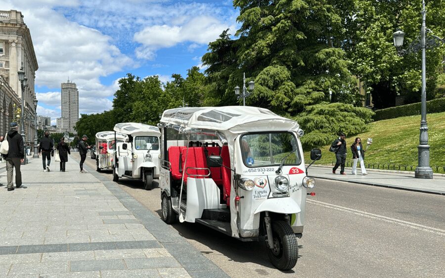 Tuk Tuk Tour with Wine Test in Madrid - Retiro Park and the route through 20th century Madrid