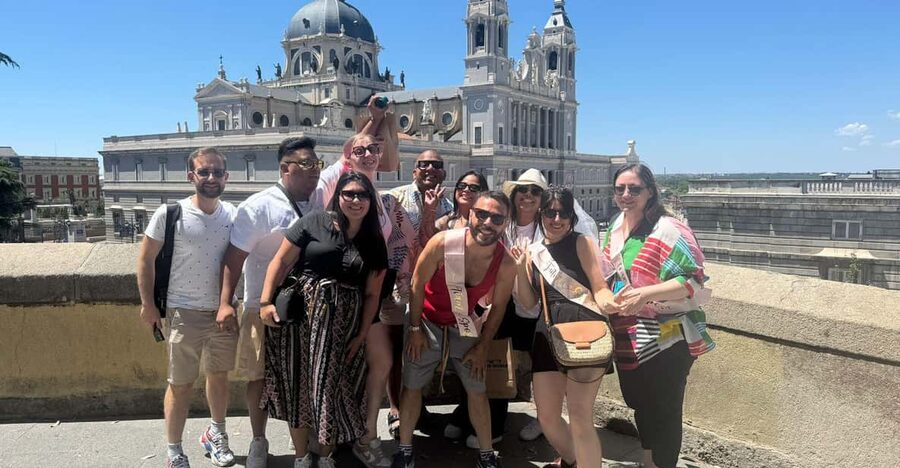Tuk Tuk Tour with Wine Test in Madrid - What the private format adds