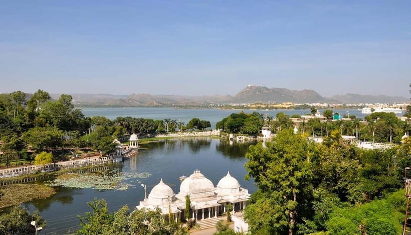 Udaipur Local Sightseeing Tour by Tuk-tuk (Rikshaw) - City Palace, from royal courtyards to lake views