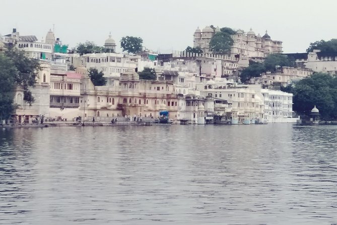 Udaipur sightseeing by tuk tuk or car - Jagdish Temple and Bagore Ki Haveli in the old city