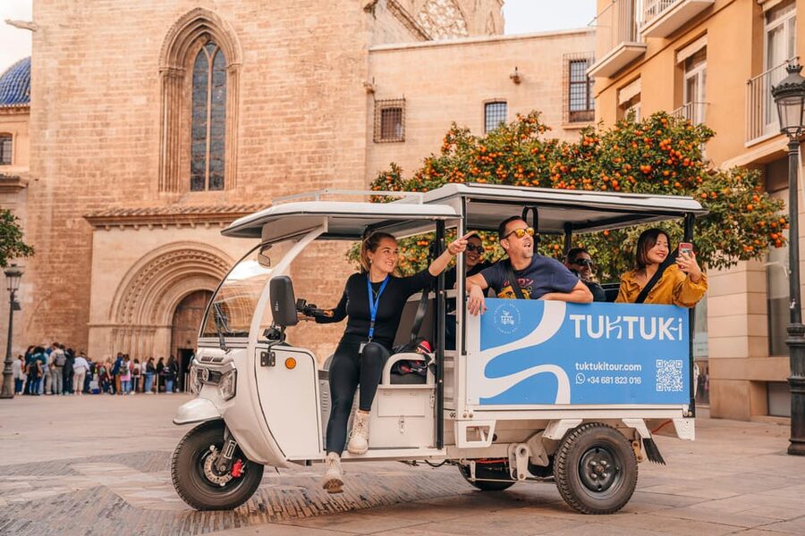 Valencia 1 hour by TukTuki: Essential and Private Tour - Mercado de Colón and the final city snapshot